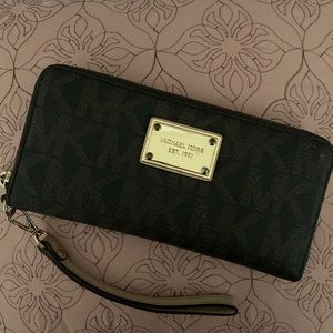 Michael Kors wallet with detachable wristlet